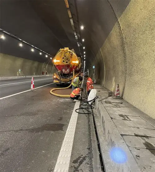 桐梓隧道排水渠清淤